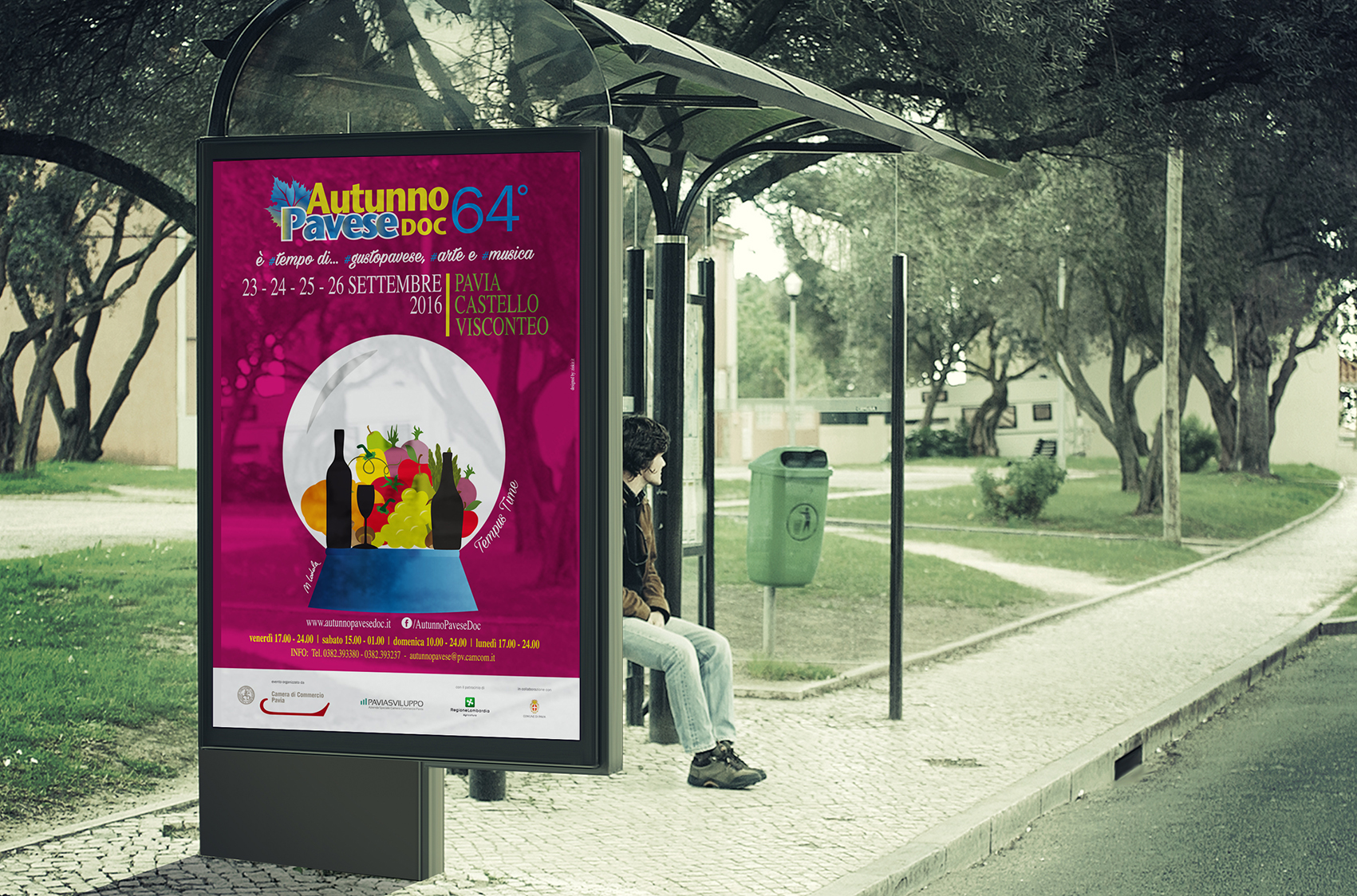 Pensilina con la comunicazione di Autunno Pavese DOC 2016 a Pavia
